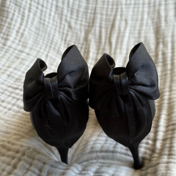 Stuart Weitzman Women’s 39 Vintage Black Point Toe Pumps Back Bow Satin Dressy - Picture 4 of 13